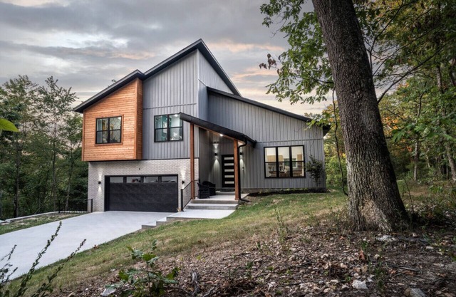 Dreamcatcher stylish NEW vacation home near lake!