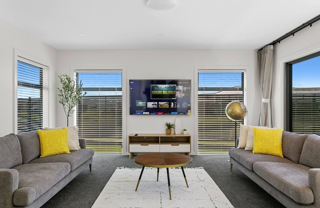 Stylish New Retreat in Taupo -- Fireplace, BBQ, Walk to lake, Countdown