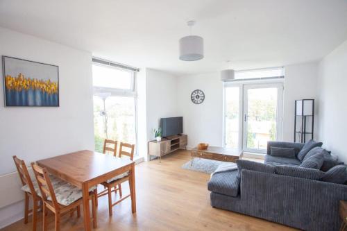 Stylish Newly Decorated 2 Bed
