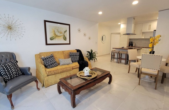 Stylish Newly remodeled 3bdr Apt