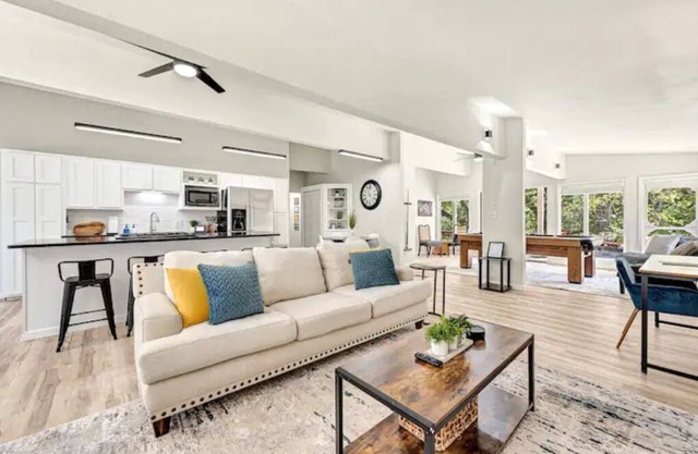 Stylish NWA pool table, family oasis!