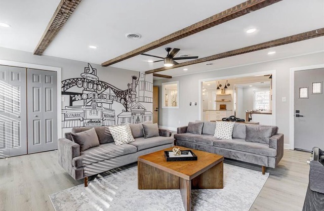 Stylish Oasis, Centrally Located, w/hot tub