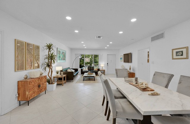 Stylish Oasis: Near Attractions, Newly Renovated Home with Modern Amenities, Family and Dog-Friendly
