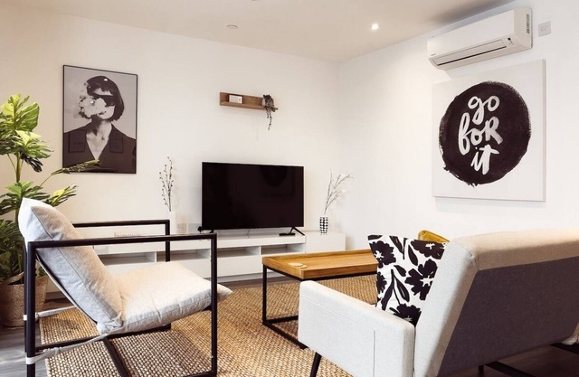 Stylish Pad London: with Free Parking!