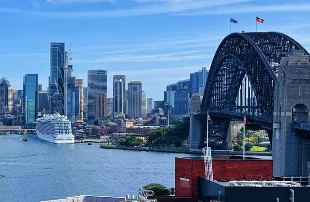 Stylish Penthouse with Sydney Harbour Views