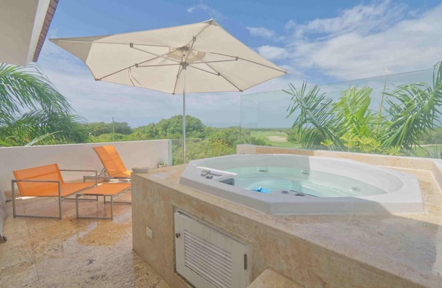 Stylish Penthouse With hot tub and Amazing Views