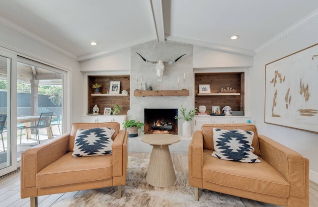 Stylish Private Dallas house. Large backyard with pool.