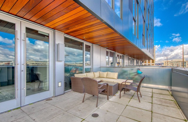 Elegante condominio Q21 con increíbles vistas al patio y excelente ubicación para explorar NW PDX