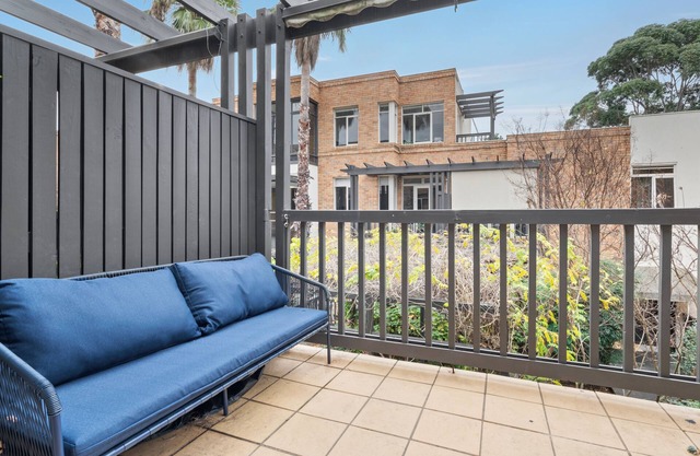 Stylish, Quiet & Comfy Apartment - 4kms to MCG - Public Transport at Front Door