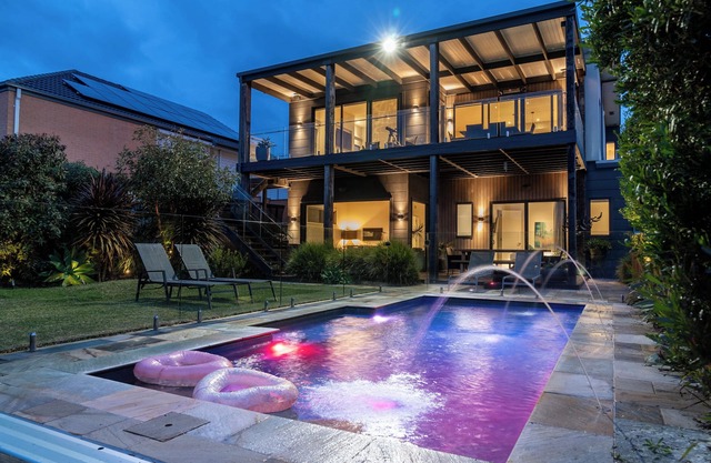 Stylish Retreat: Bay views, Fire Pit, Heated Pool, Game Room & Breakfast