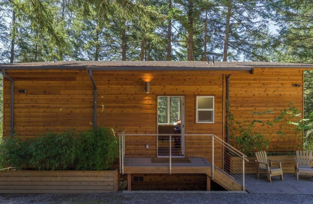 This house is a 2 bedroom(s), 1.5 bathrooms, located in Eastsound, WA.