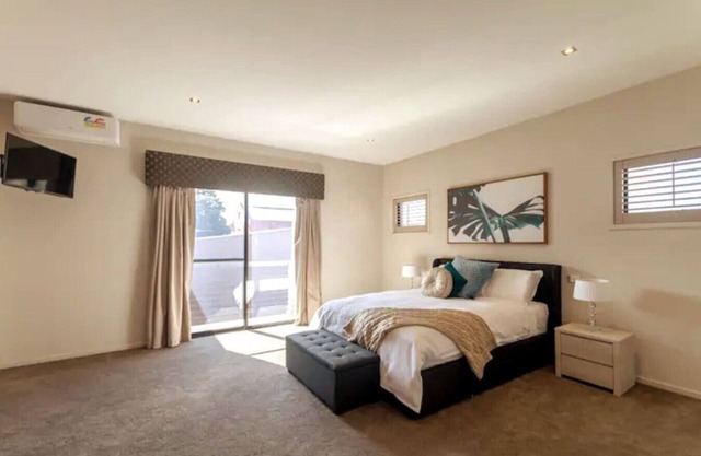 Stylish Retreat Steps from Geelong Waterfront