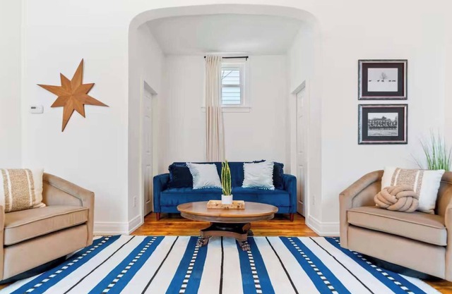 Stylish Retreat: Walkable to Bars & Restaurants!