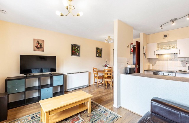 ​Stylish Riverside Flat Near Canary Wharf