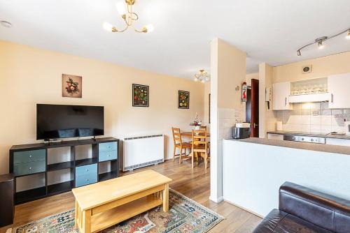 Stylish Riverside Flat Near Canary Wharf