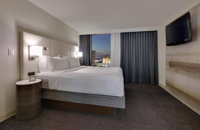 Stylish Room Elegant Décor in the Heart of Dallas! Pets Are Welcome, Pool!