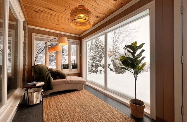 Stylish Sandy Beach 4-Bed Waterfront