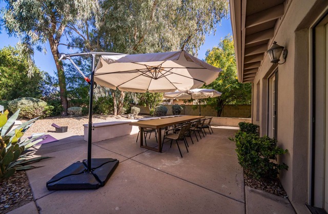 Stylish Scottsdale home with Heated Pool, Hot Tub, 2mi from Scottsdale Quarter