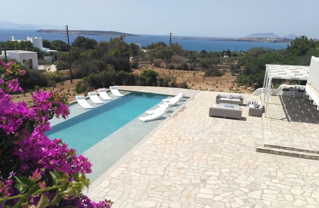 Elegante villa privada junto al mar con piscina, a 1 minuto de la playa de arena de Mikri Santa.