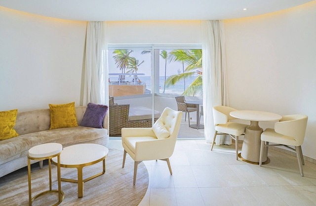 Stylish Seaside Retreat: Platinum Suite Tranquility at Grand Bavaro Princess