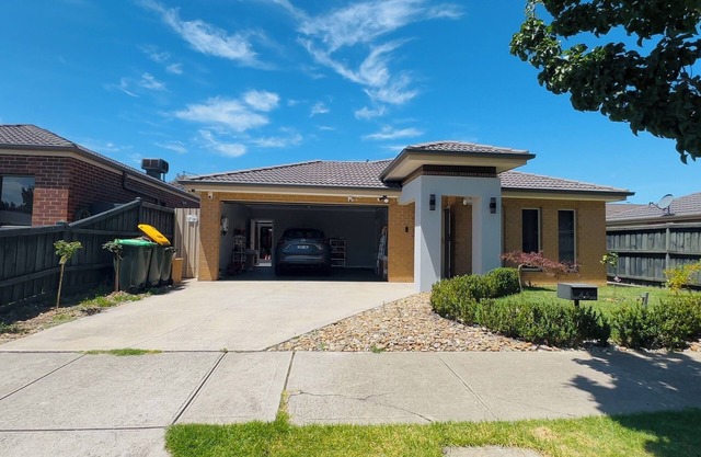 Stylish Small Ocean Home near Deer Park Train Station-Private Room