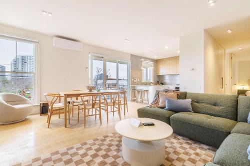 Stylish Spacious Apartment in Malvern