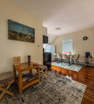 Stylish Stay By Beach And Shops