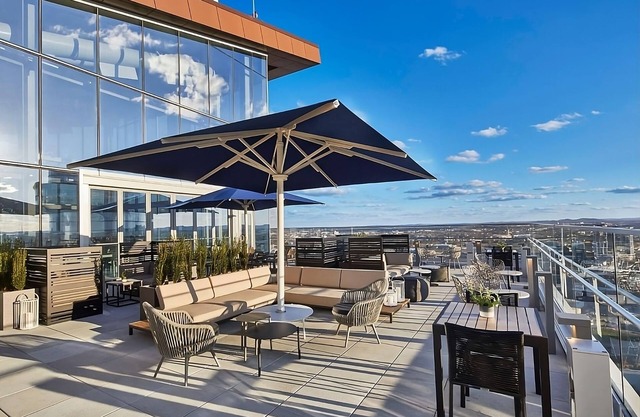 Stylish Stay in the Heart of Music! Pets Allowed, Swimming Pool!
