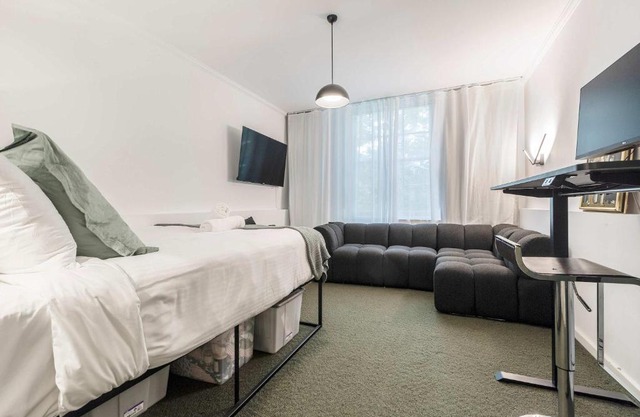 Stylish studio apartment opposite Carlton Gardens