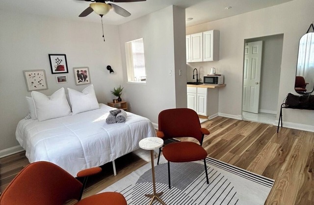 Stylish Studio in Vibrant Urban Neighborhood WiFi Ample Closet Space, TV