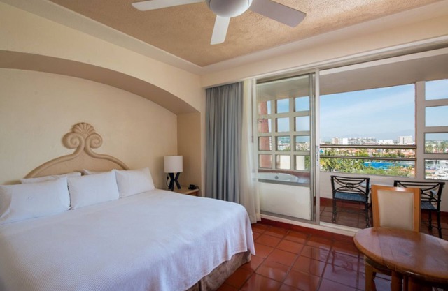 Stylish Studio with Balcony & Resort Amenities