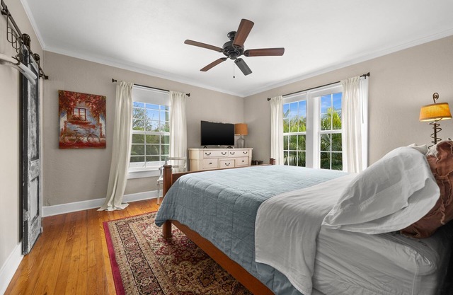 Stylish Studio "SUNRISE" Retreat with WiFi, AC....Prime St. Petersburg Location.