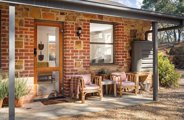 Stylish Studio - tranquil setting - 2.5 acre bush property. 5 mins drive to town