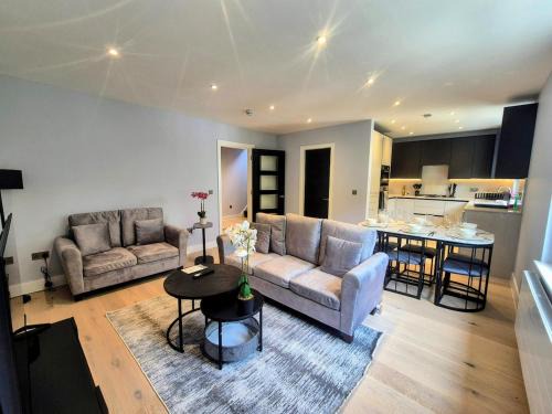 Stylish Three Bedroom Ensuite Duplex Apartment in West Hampstead
