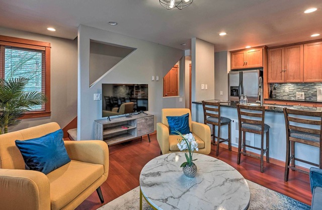 Stylish Townhome ~ 6 Miles to Downtown Seattle!