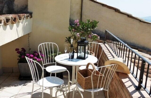 Casa de pueblo con estilo en medio de un hermoso pueblo cima de la colina