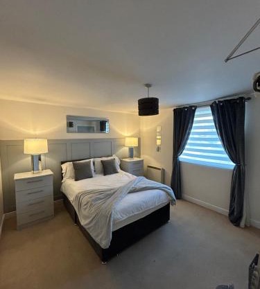stylish two bed Ipswich apartment close to the waterfront sleeps 5 perfect for contractors leisure travel stays