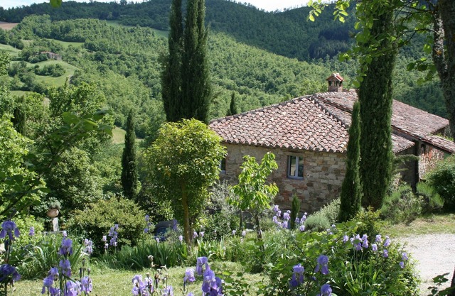Encantadora granja con estilo: piscina privada, hermosos jardines e impresionantes vistas.