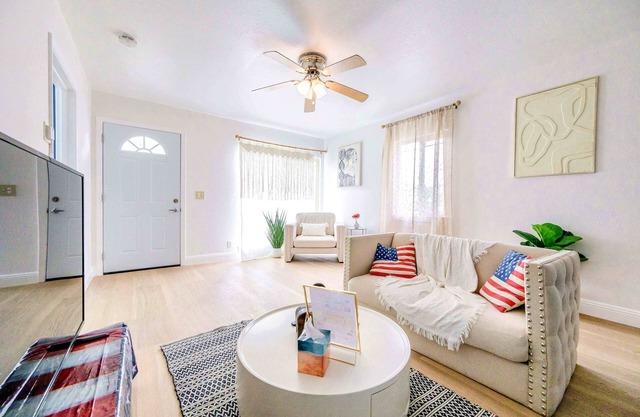Stylish Urban Hideaway Steps to BART- 3Beds