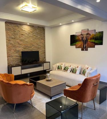 Stylish Urban Retreat - Spacious 3-Bedroom Apartment- VI
