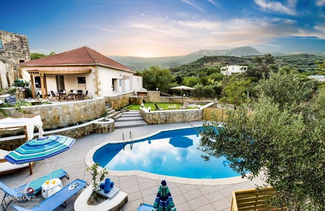 Stylish Villa - Prive Pool - Large yard - BBQ & View