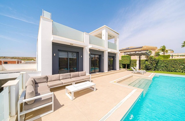 Villa en Torremendo con piscina y vistas al lago