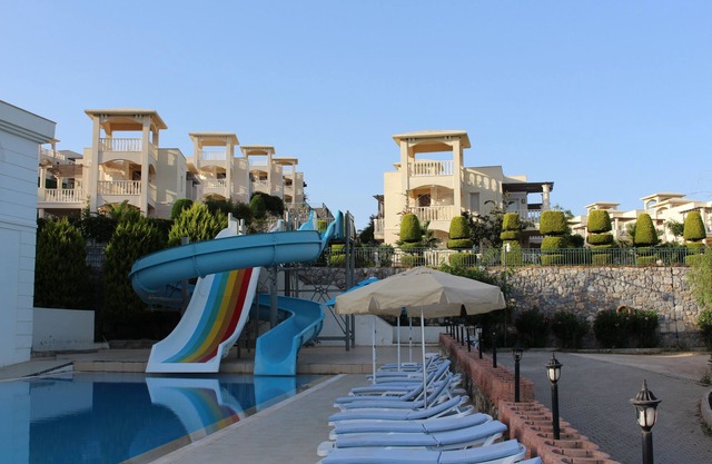 Villa elegante con piscina privada, vistas a la reserva natural e instalaciones en el lugar