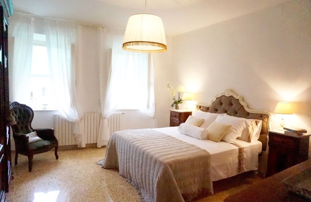 Elegante casa de pueblo, grupo / familiar, a 5 minutos a pie de tiendas, restaurantes, etc.