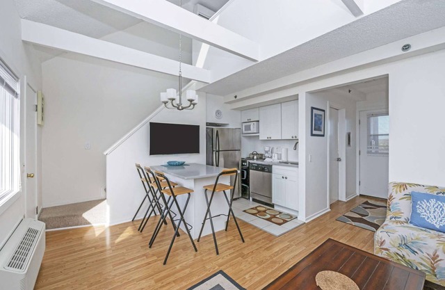 Stylish Woody Interior 1BR+Loft w/ Beach Access