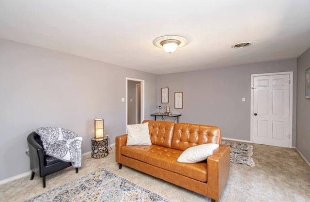 Stylish Workforce Housing Fast Wi-Fi Pet Friendly