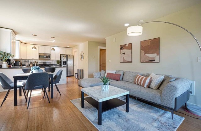 Stylish North Seattle Townhome-Dual Master Suites