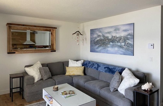 Stylist lakefront condo. Steps from the beach!