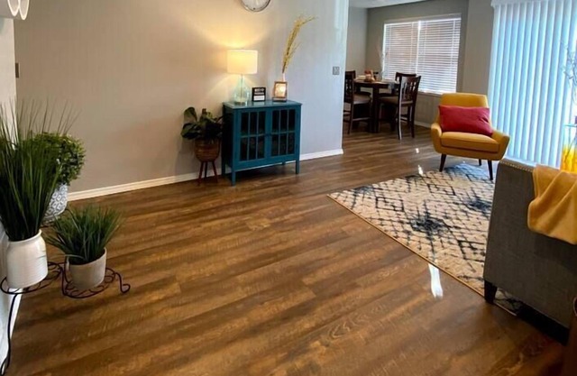 [SU 922-2] Graciela's Campus-close 2 bedroom luxury, Evie's campus