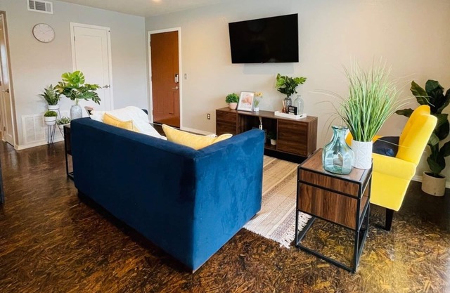 [SU 922-3] Campus-close 2 bedroom luxury